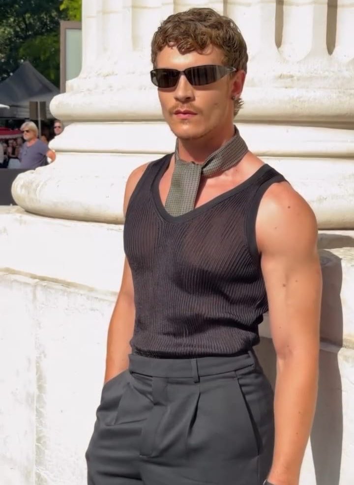 incantavax's tweet photo. 33 dias para voltar as gravações de heated rivalry enquanto isso hudson e connor tão explodindo de gostosos https://t.co/sExwhqFU2E