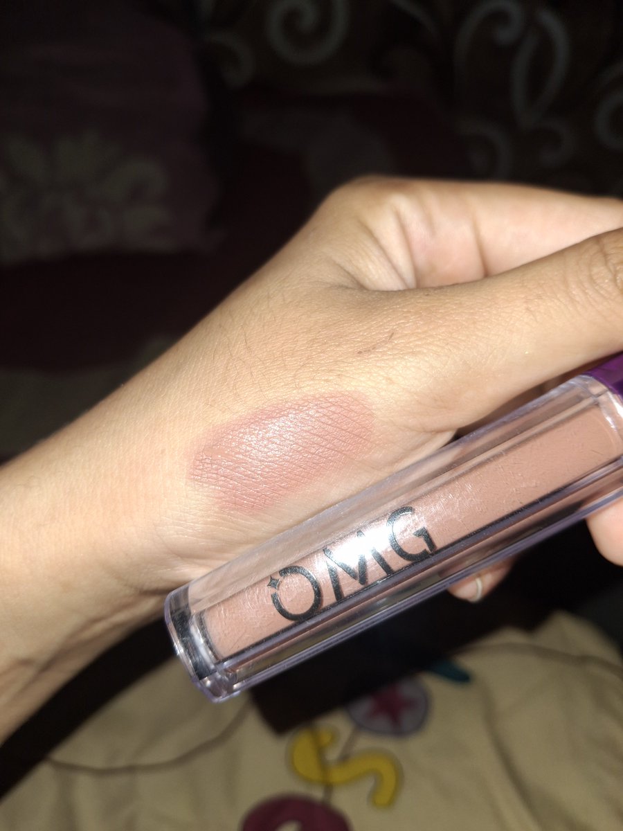 vieebluw's tweet photo. Pertama untuk basenya, aku pake OMG Mattelast Lip Cream Shade 28 (Cromboloni). Warnanya tuh nude cokelat pink kalem yang super pas buat nutupin bibir gelap
☆ https://t.co/eDp4TbZOaJ https://t.co/hXhW0sP1el