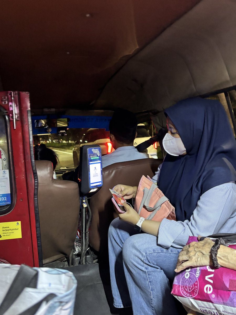 ninulogy's tweet photo. Asik bgt minnttt @PT_Transjakarta supir jaklingko nya kerja bawa pacar duduk di bangku prioritas..
Uhuyy🥰🥰 
KWK nya udah jelas, kalo butuh detail lagi, ini rute JAK59
ditindak yuk! Udah bnyak drivernya yg kalo kerja bawa cewe terus nih duduk depan https://t.co/m59pI8Pmb2