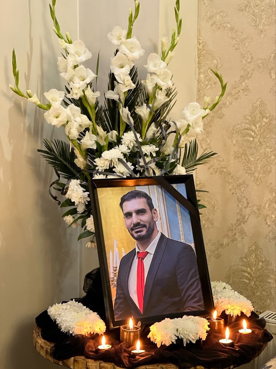 Behzadhamrahi's tweet photo. قرار بود بعد از سال‌ها زحمت، تازه نفس راحتی بکشه…
فقط ۲۰ روز از بازنشستگی‌اش گذشته بود. قرار بود بیشتر کنار خانواده‌اش باشه، کنار دو دختر ۱۸ و ۱۵ ساله‌اش؛ دخترهایی که حق داشتن سال‌های آرامش پدرشون رو ببینن.

اما جمهوری اسلامی حتی این حق ساده رو هم ازشون گرفت.

جاویدنام #اکبر_حسن_پور_کرج_گوهردشت، ۴۶ ساله، در ۱۹ دی‌ماه در گوهردشت کرج با شلیک گلوله جنگی جانش را از دست داد.

هر بار اسم جاویدنام‌ها رو تکرار می‌کنیم، فقط یک اسم رو نمی‌گیم؛ از پدری می‌گیم که دیگه دخترهاش صدای «بابا» گفتنش رو نمی‌شنون، از خانواده‌ای که تا آخر عمر با جای خالی عزیزشون زندگی می‌کنن، و از آرزوهایی که برای همیشه ناتمام موند.

نذاریم اسم و یادشون زیر گرد و غبار زمان گم بشه. تا وقتی ما ازشون حرف می‌زنیم، جاویدنام‌ها زنده‌اند و روایت زندگی‌شون ادامه داره.

یاد و نام #اکبر_حسن_پور همیشه گرامی