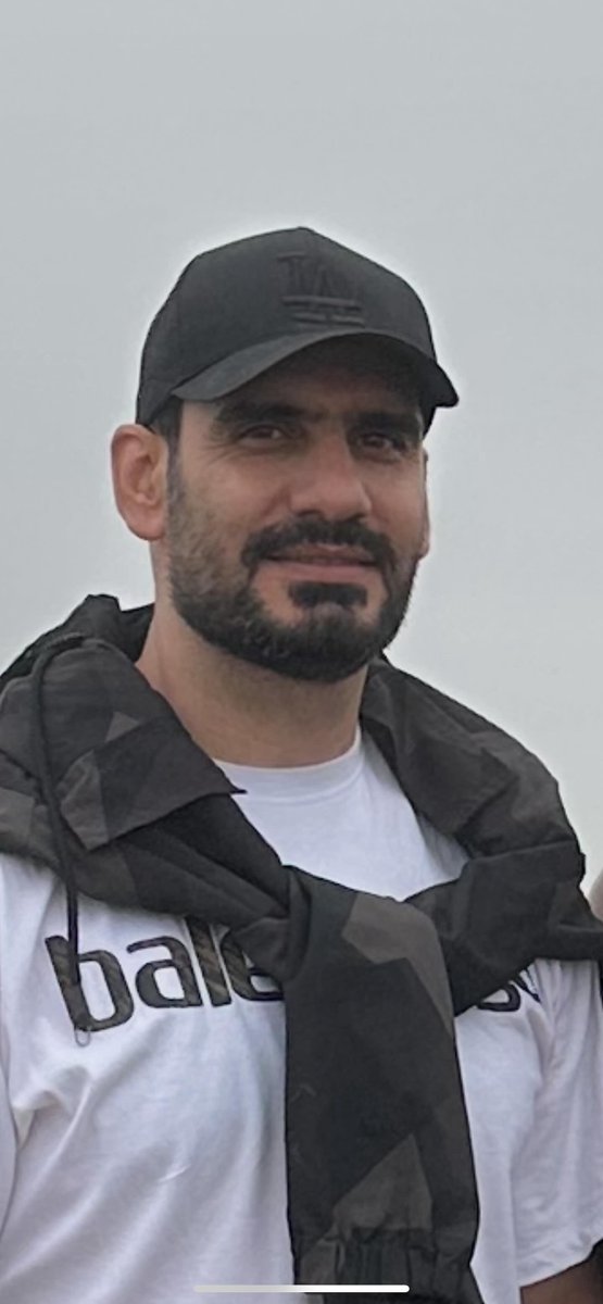 Behzadhamrahi's tweet photo. قرار بود بعد از سال‌ها زحمت، تازه نفس راحتی بکشه…
فقط ۲۰ روز از بازنشستگی‌اش گذشته بود. قرار بود بیشتر کنار خانواده‌اش باشه، کنار دو دختر ۱۸ و ۱۵ ساله‌اش؛ دخترهایی که حق داشتن سال‌های آرامش پدرشون رو ببینن.

اما جمهوری اسلامی حتی این حق ساده رو هم ازشون گرفت.

جاویدنام #اکبر_حسن_پور_کرج_گوهردشت، ۴۶ ساله، در ۱۹ دی‌ماه در گوهردشت کرج با شلیک گلوله جنگی جانش را از دست داد.

هر بار اسم جاویدنام‌ها رو تکرار می‌کنیم، فقط یک اسم رو نمی‌گیم؛ از پدری می‌گیم که دیگه دخترهاش صدای «بابا» گفتنش رو نمی‌شنون، از خانواده‌ای که تا آخر عمر با جای خالی عزیزشون زندگی می‌کنن، و از آرزوهایی که برای همیشه ناتمام موند.

نذاریم اسم و یادشون زیر گرد و غبار زمان گم بشه. تا وقتی ما ازشون حرف می‌زنیم، جاویدنام‌ها زنده‌اند و روایت زندگی‌شون ادامه داره.

یاد و نام #اکبر_حسن_پور همیشه گرامی