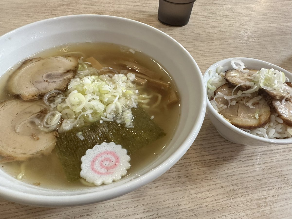 ambition5737's tweet photo. 【RAMENBLEM】カドッコラーメンにチェックイン！
今日のひとこと：スープが好き
塩と醤油のブレンドらしい。
さっぱり食べれた。
獲得EXP：+190
#RAMENBLEM #ラーメン https://t.co/sgAplz82JD