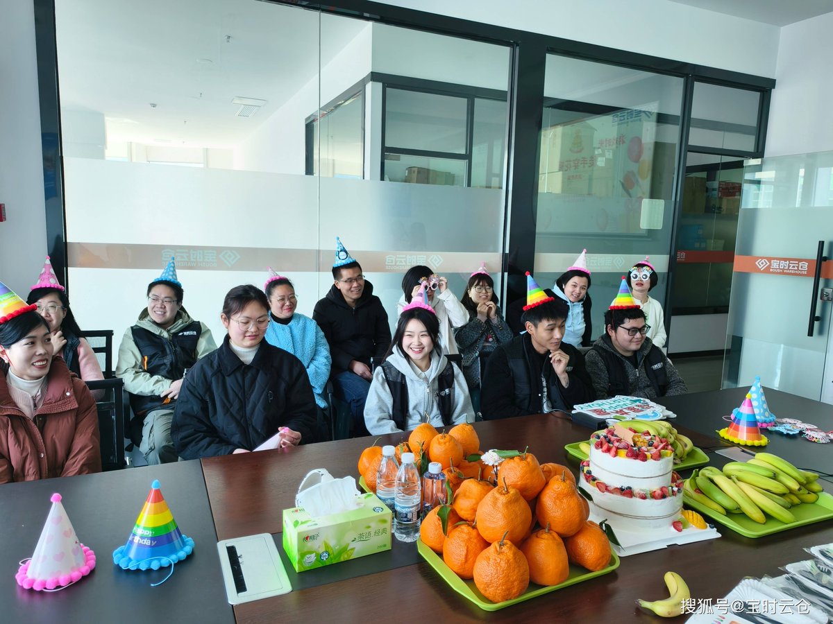 Annilein25's tweet photo. Our small team hit a project milestone today! Brainstorming, helping each other, and celebrating every small win together  #TeamworkMakesTheDreamWork https://t.co/igOpIT4YFR
