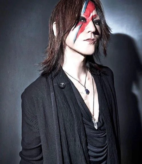 DavidBowieBot's tweet photo. BOWIEが存在していなければSUGIZOはここにいませんでした。音楽観、美意識、社会的意識、実験精神、肉体的表現、シアトリカルな表現、ポエテカルな表現、アート、ファッション、インテリジェンス、アンドロギュヌス、本当にあらゆる面で彼が僕の根幹に存在しています。

──SUGIZO（LUNA SEA） https://t.co/VamVrD557n