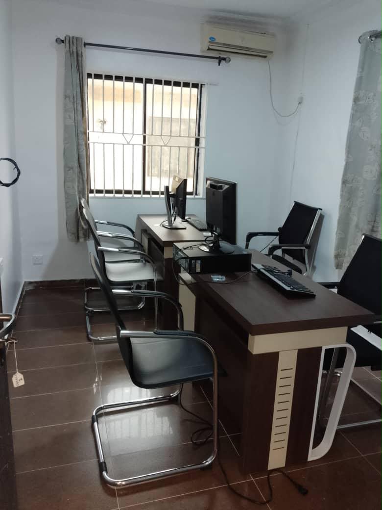husseinakanni's tweet photo. Description: A 3 bedroom office space that comes with office furniture and equipment such as office chairs, conference chairs and  tables, Air conditioner etc.

Location: off Toyin, Ikeja

Rent: #8Million P.A

Agency: 10%

Legal: 10%

Pls repost 🙏 https://t.co/n6w9pQIyvy