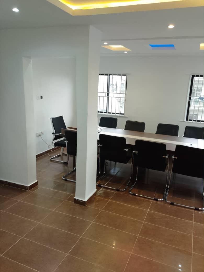 husseinakanni's tweet photo. Description: A 3 bedroom office space that comes with office furniture and equipment such as office chairs, conference chairs and  tables, Air conditioner etc.

Location: off Toyin, Ikeja

Rent: #8Million P.A

Agency: 10%

Legal: 10%

Pls repost 🙏 https://t.co/n6w9pQIyvy