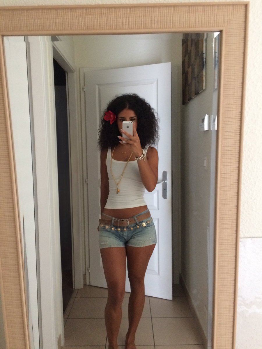 mahilulu33's tweet photo. mon fit pour le concert de bad bunny devrait être mon fit de tt les jours https://t.co/70omcYRDyG