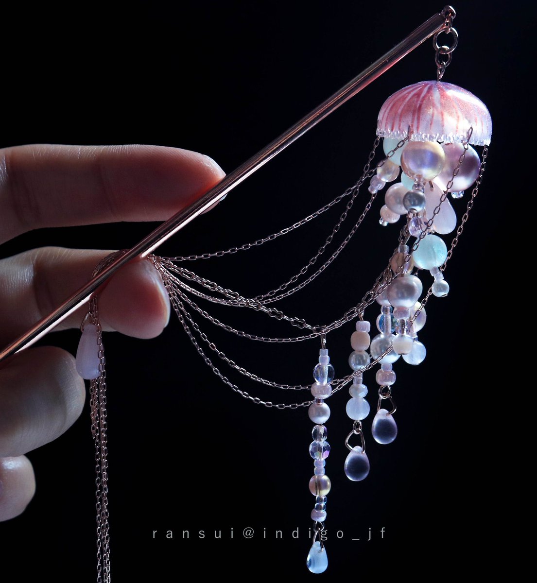 indigo_jf's tweet photo. 夏の間に「アカクラゲ簪」の再販を行うべく、折を見て制作に取り掛かろうと思います🪼🌹
再入荷のご希望などありましたら、ぜひお気軽にお問合せくださいませ〜！ https://t.co/VZKw1MYlHd