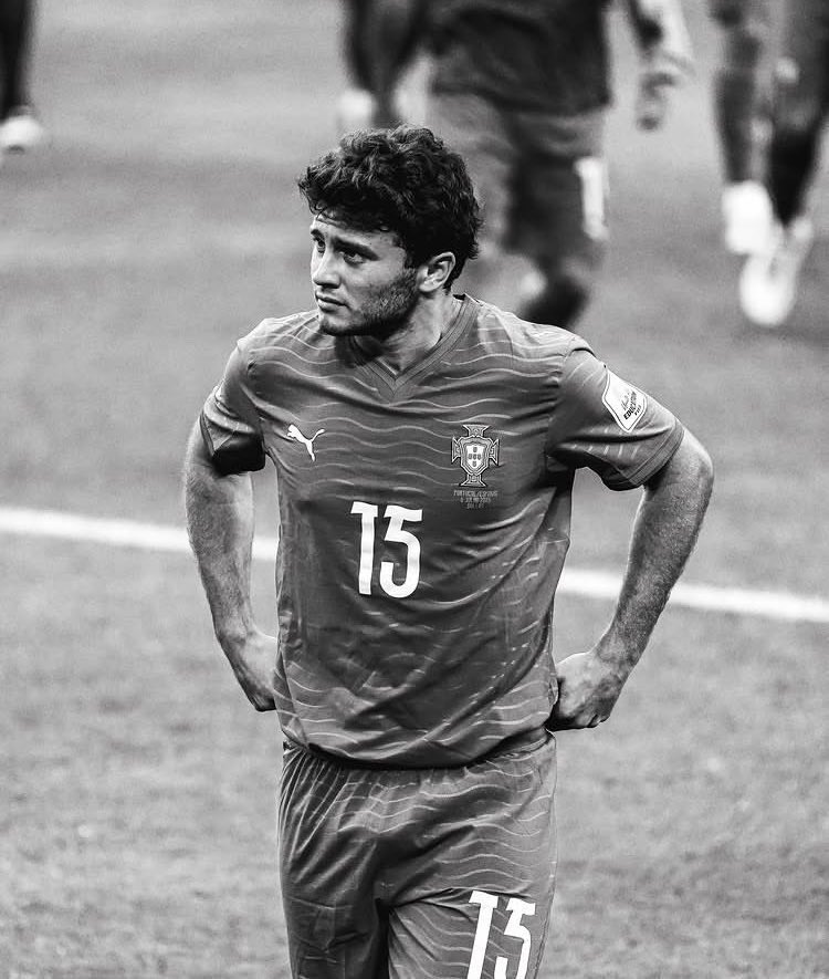 LMDPSG's tweet photo. 📲🇵🇹 La première réaction de João Neves suite à l’élimination du Portugal :

« Ma première Coupe du monde, un mélange d’émotions. La fierté de représenter notre pays et la tristesse de ne pas réaliser notre rêve. 

Beaucoup de gens ne voient pas les efforts que nous faisons à chaque match, l’émotion que c’est d’entrer sur le terrain et de représenter notre pays. On espérait un autre résultat.

Merci pour tout, Portugal. » 🥹

🗞️ (IG: joao_neves87)