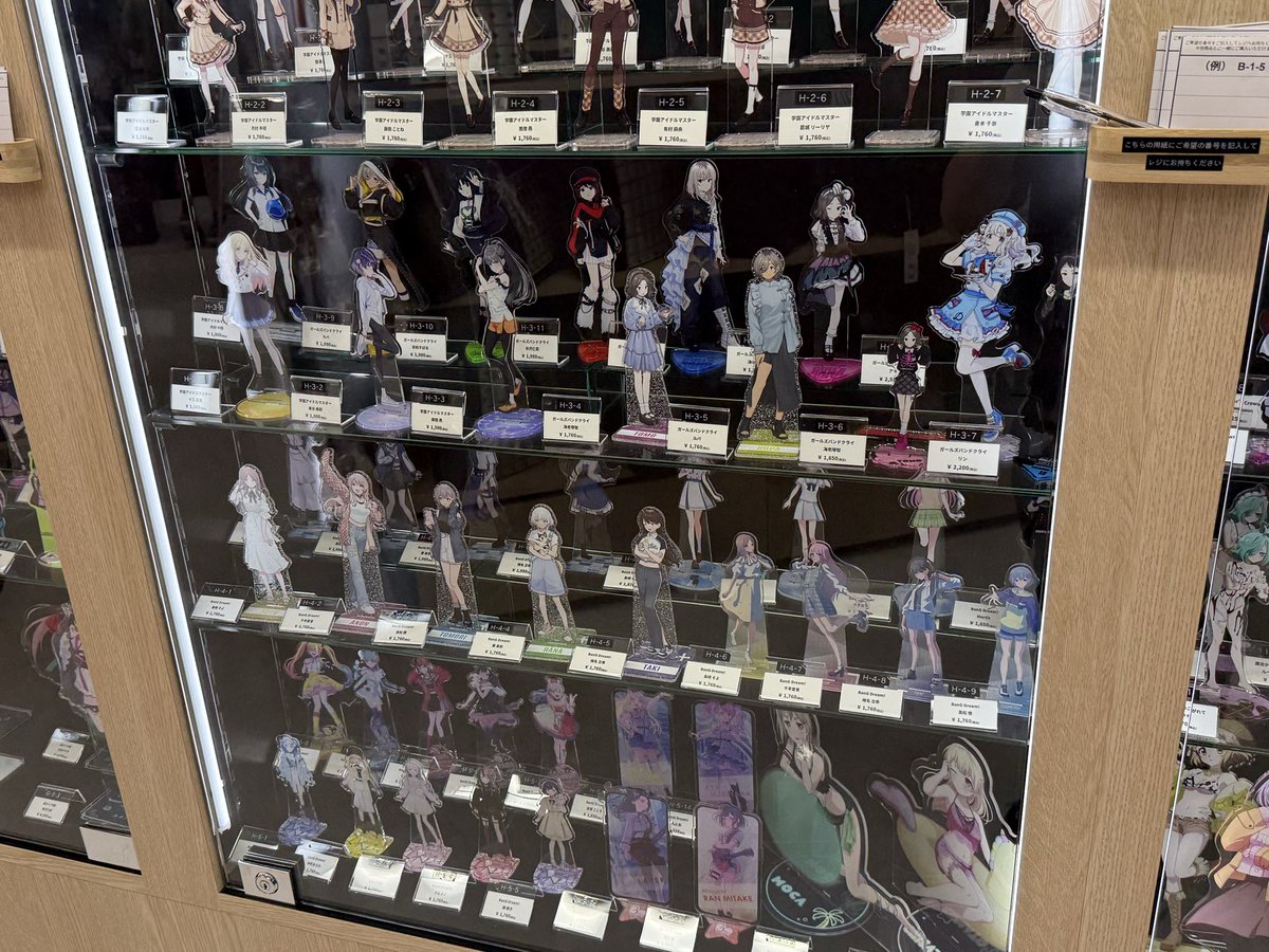 77Ryoya1's tweet photo. ゲーマーズ池袋
見てるだけで面白かった https://t.co/ihGrnCFplK