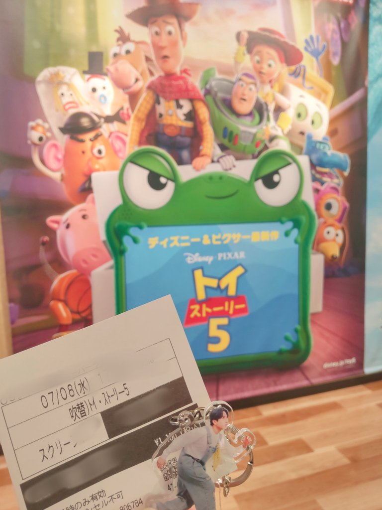 mrspmn's tweet photo. 仕事帰りに観てきた🎬️平日夜でもいっぱい😳さすがに特典は終わってた💦4があれやったからどうかと思ったけど、いろいろ考えさせられたり笑えたり、ほっこりシーンもあり素敵な作品でした😌🌟スマーティー可愛かったな🤍じんとくんの声わかったはず😽1人やから控えめにちっこいじんとくん連れてったw https://t.co/ICxqjf7Jc5