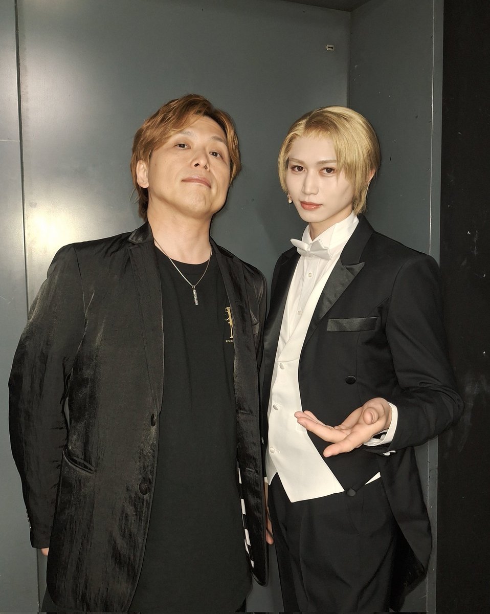 ko_suke__naito's tweet photo. ミュージカル『憂国のモリアーティ』緋色の研究 Reprise
本日はご来場いただきまして、ありがとうございました。

本日はただすけさん公演ラスト！！
モリミュの血液である素晴らしい楽曲の数々を今回もご用意してくださりました。
もちろんそれはエンダースにも、

エンダース嬉しいです。

モリミュを愛してくださる皆さん、
改めてただすけさんに盛大な拍手を！！👏👏👏👏👏

記念に悪徳貴族顔をしてくださりました！

#モリミュ
#エンダース