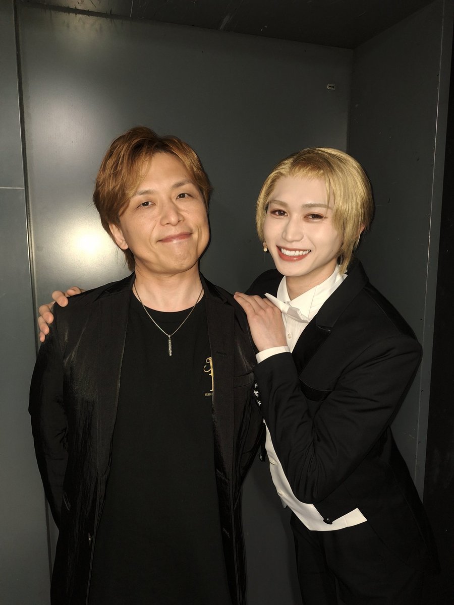 ko_suke__naito's tweet photo. ミュージカル『憂国のモリアーティ』緋色の研究 Reprise
本日はご来場いただきまして、ありがとうございました。

本日はただすけさん公演ラスト！！
モリミュの血液である素晴らしい楽曲の数々を今回もご用意してくださりました。
もちろんそれはエンダースにも、

エンダース嬉しいです。

モリミュを愛してくださる皆さん、
改めてただすけさんに盛大な拍手を！！👏👏👏👏👏

記念に悪徳貴族顔をしてくださりました！

#モリミュ
#エンダース