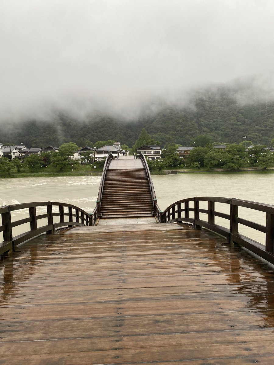aUf0dM690k91871's tweet photo. 錦帯橋も渡れました。
雨が酷い時で霧？みたいで幻想的でした。
次回はお天気がいい時に行きたい。 https://t.co/GBpDWMcEiP
