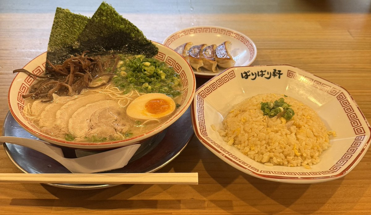 kokesipharma's tweet photo. 仕事帰りの飯😁

名古屋市外のお勧め博多とんこつラーメンです🍜

いつもオーダーする半チャン餃子セット＋替玉✖️3で満腹🍜 https://t.co/n2VNPgqdVV
