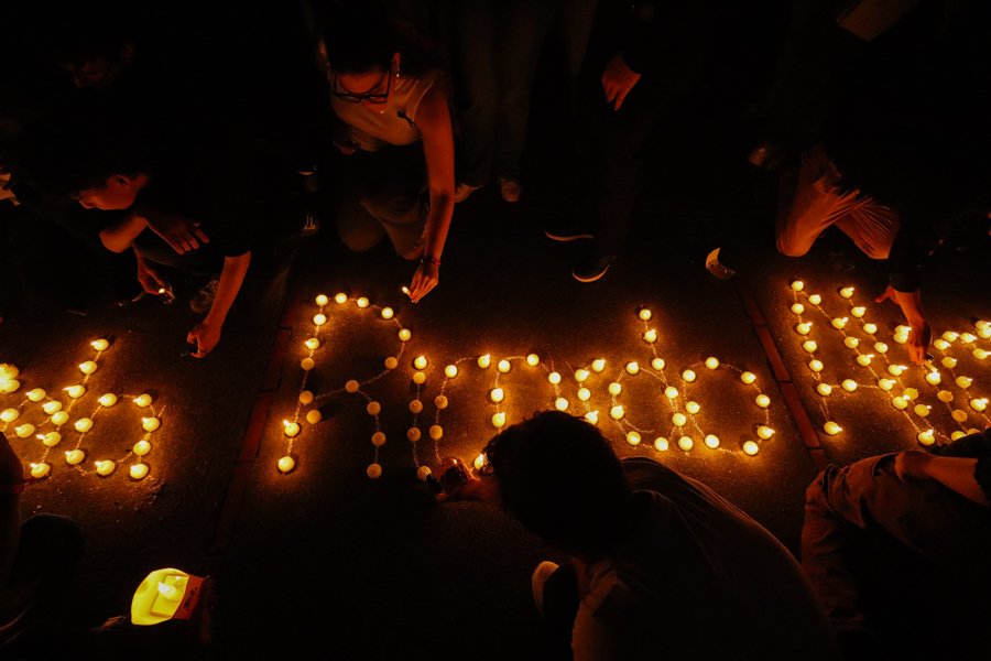 danielimagen's tweet photo. Homenaje en memoria de los universitarios fallecidos
Los espacios conocidos como la Tierra de Nadie en la UCV se iluminaron en un acto de memoria y reflexión. Este homenaje fue dedicado a los estudiantes y docentes que perdieron la vida tras el doble terremoto del 24 de junio https://t.co/VnxEZeKTzd