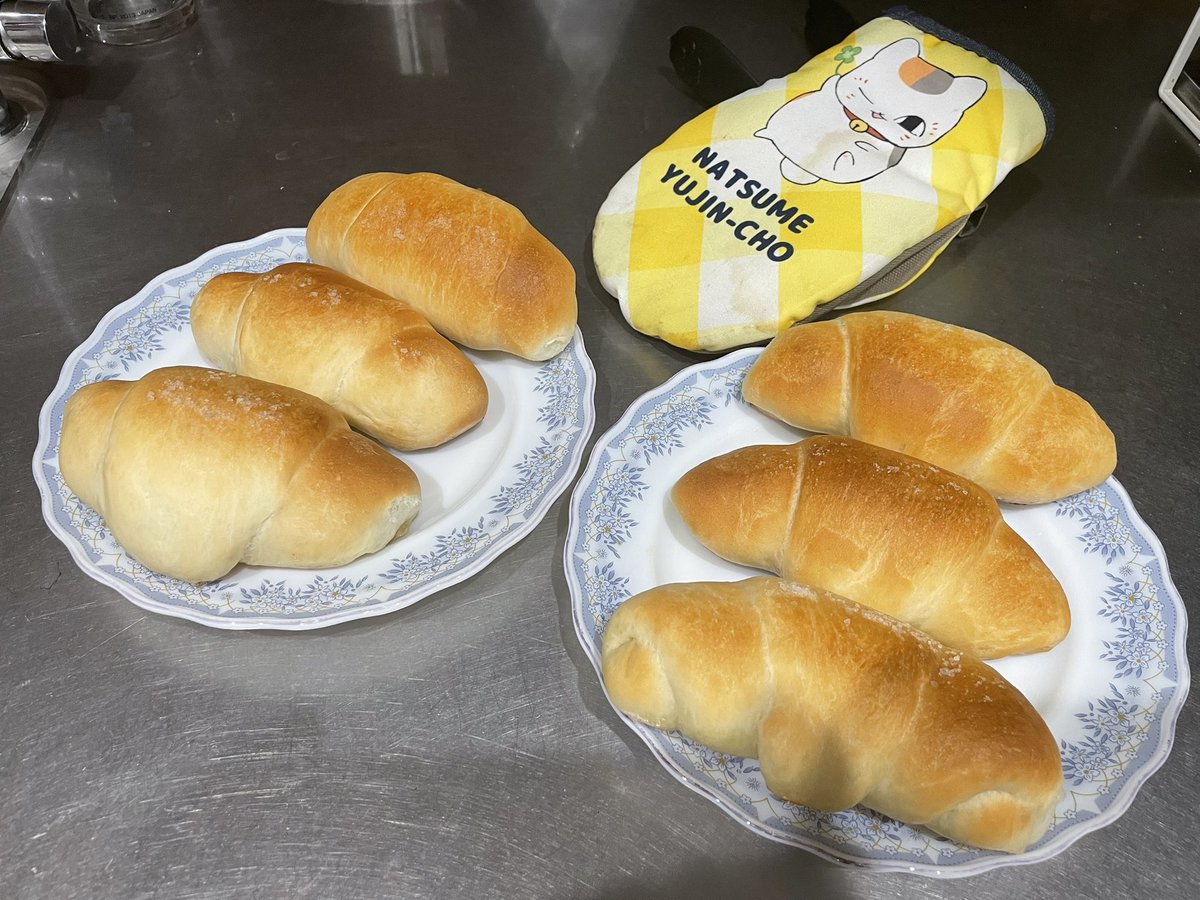 RavenLaurant's tweet photo. カロリーの爆弾💣
塩バターパン🥐 https://t.co/sYp2N4I7tN