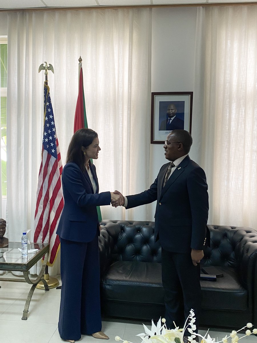 USAmbMoz's tweet photo. Foi um prazer reunir-me com o Governador de Tete, Domingos Viola, para discutir como podemos aprofundar a cooperação entre os Estados Unidos e Moçambique. 

A província de Tete tem um enorme potencial em minerais críticos, energies e infra-estruturas, sectores que podem impulsionar o investimento, criar empregos e gerar benefícios para ambos os nossos países. #USMZ #EstamosJuntos