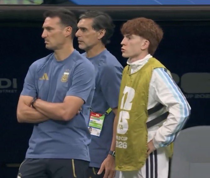 _JugadorNro12's tweet photo. +Lío, puedo entrar?
-No.
+Daleee, dejame jugar un ratito.
-No.
+Que vas a poner, al NPC de siempre?
-Va a entrar Nico González 
+Vi i intrir Nici Ginziliz https://t.co/JgRSPF711j