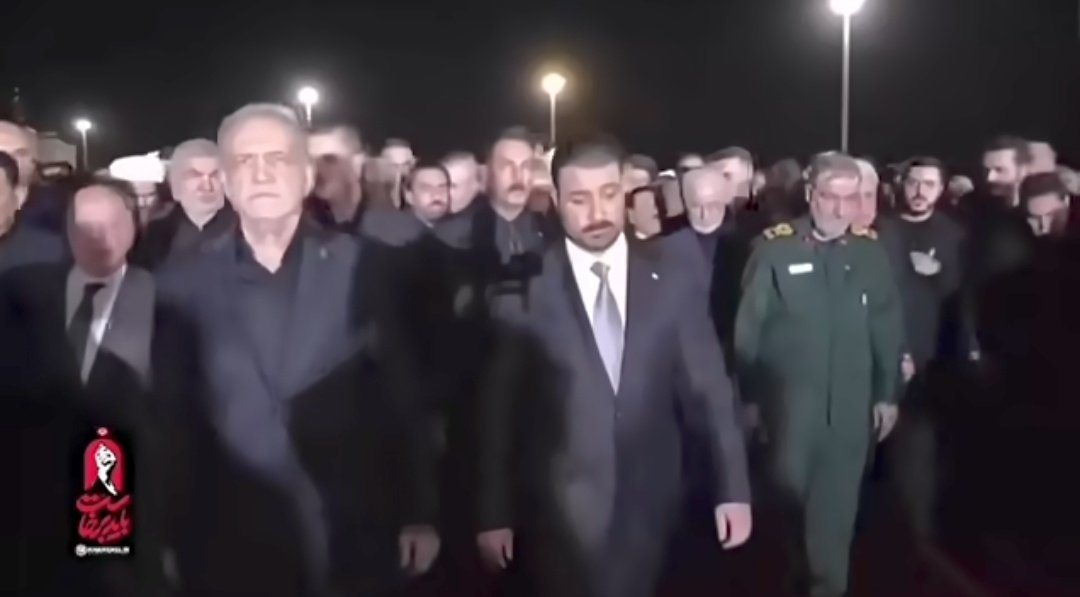 machegounian's tweet photo. اگر ۴۰ سال پیش این صحنه را می‌گفتی، تست الکل ازت می‌گرفتند!
حالا در عراق، برای پیکر رهبر ایران اشک می‌ریزند و سردار سپاه کنار مردم راه می‌رود.
محال بعدی هم شدنی است؛ اسرائیل می‌رود و در قدس نماز می‌خوانیم، ان‌شاءالله. https://t.co/1WN3Z947IZ