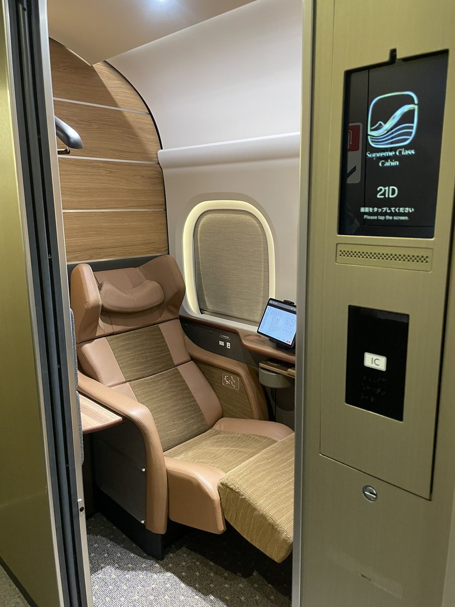 azumakanako's tweet photo. 東海道・山陽新幹線に導入する個室の上級クラス座席「Supreme Class Cabin」報道公開に行ってきました。1人用、2人用の2タイプ。座席は130°までフラットに。争奪戦になりそうな予感しかありません https://t.co/EXWxU7Qx8g
