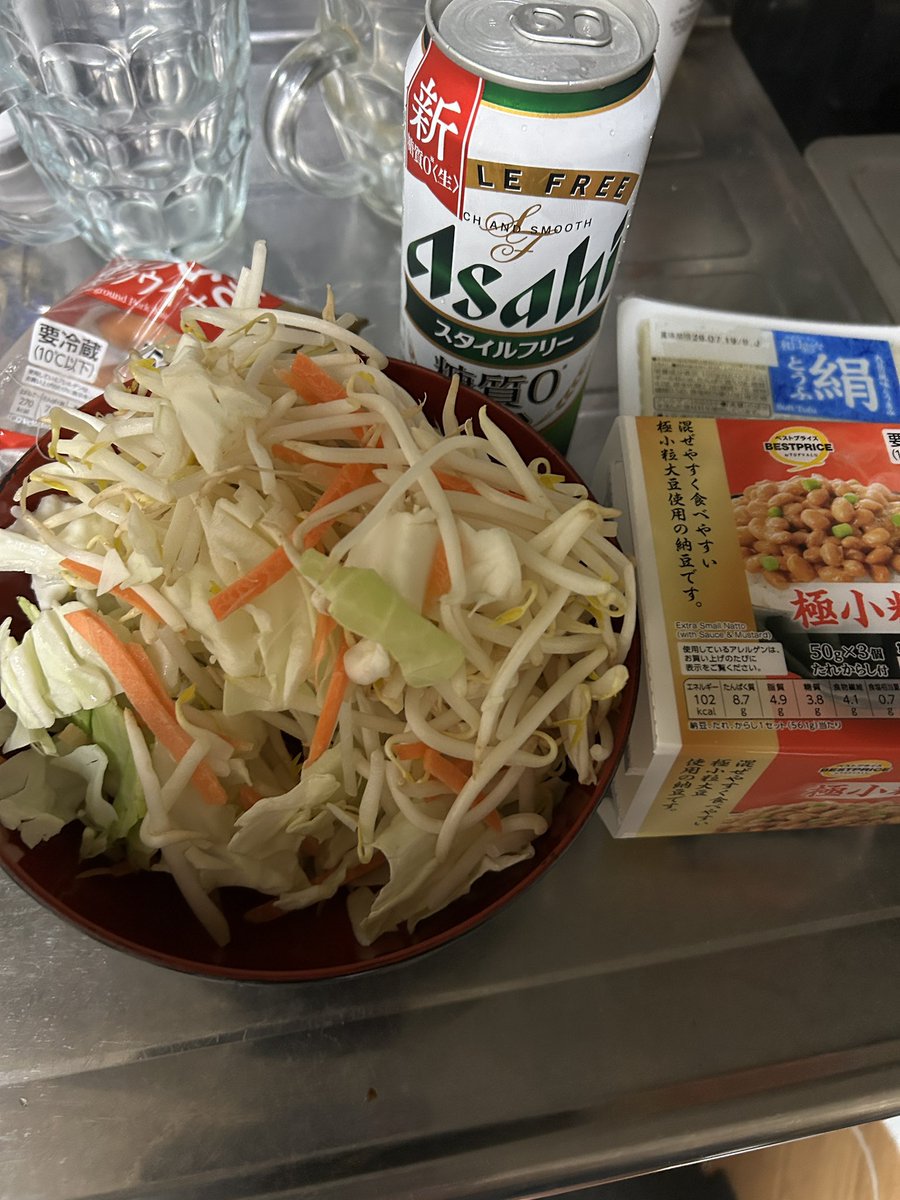 CLOWN_Fumi's tweet photo. ということで遅れ馳せながら『量は凄いけど低カロリーメシ』をツマミに酒林堂チャンネルを！酒呑みの為にも！俺は痩せる！🤣
ちなみに今日もゴリゴリに体動かしたのにコレプラス飲み物と朝バナナで、1500kcal前後🤣
チートデイを楽しみに、とはいえ腹パン食べてます👌 https://t.co/Wy0L4c0a0l
