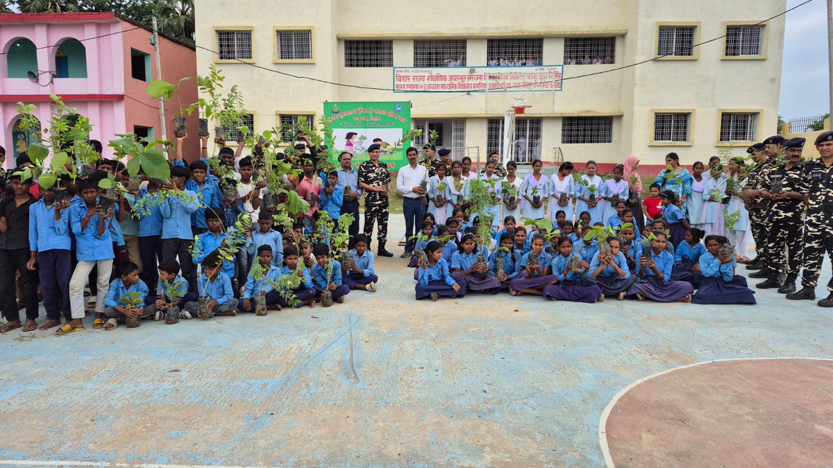 biharpradeshta's tweet photo. SSB, Regional HQ Gaya Ji Deputy Commandant Ravishanker Jha and his team planted 250 plants in ground of L. S.UHS Kapasiya Paraiya under Action Civic Programme with HM and children villagers to protect environment #SSB @BiharEducation_ #HomeMinistryGOI @gaya_dm @gaya_deo https://t.co/9TWg9r36xy