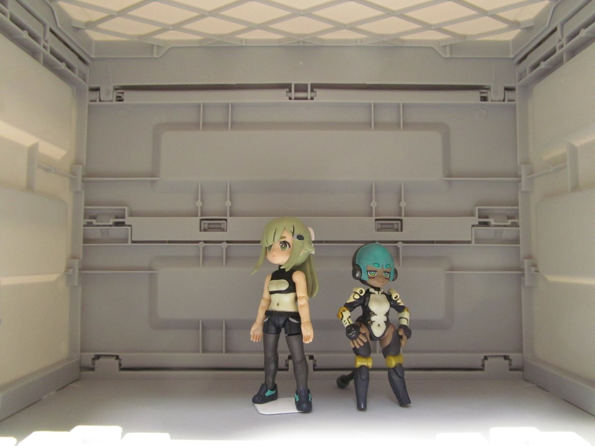 ktska2's tweet photo. 趣味の活動は個人個人の自由であるべきだと思うし
こういう事は言わないようにしているつもりだけれども・・・

ダイソーさんの「丈夫なフタ付コンテナボックス（330円）」

これは・・・見かけたら買った方が良いかも・・・

説明するより・・・とりあえず見てくれ！！

これはダイソーさんが！
僕らの為に作ってくれたアイテムだよ！！（過言）

#リンクトラベラーズ
#丈夫なフタ付コンテナボックス