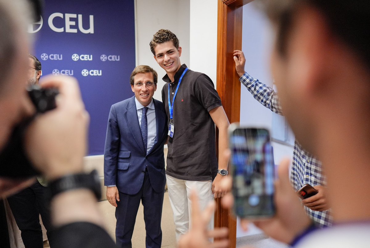 AlmeidaPP_'s tweet photo. Cada vez que Sánchez ha dictado una nueva norma sobre vivienda, ha empeorado el problema. Hay que simplificar la normativa, no hiperregular.

Participamos en la apertura del Curso de Verano CEU-María Cristina, «Vivienda y jóvenes: cómo la hiperregulación la volvió escasa y cara (y cómo lograr que deje de serlo)», defendiendo el modelo de Madrid: más suelo, menos burocracia y más vivienda para alquiler asequible.