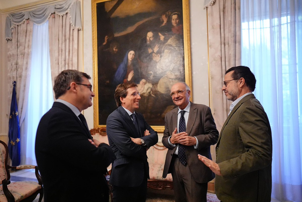 AlmeidaPP_'s tweet photo. Cada vez que Sánchez ha dictado una nueva norma sobre vivienda, ha empeorado el problema. Hay que simplificar la normativa, no hiperregular.

Participamos en la apertura del Curso de Verano CEU-María Cristina, «Vivienda y jóvenes: cómo la hiperregulación la volvió escasa y cara (y cómo lograr que deje de serlo)», defendiendo el modelo de Madrid: más suelo, menos burocracia y más vivienda para alquiler asequible.