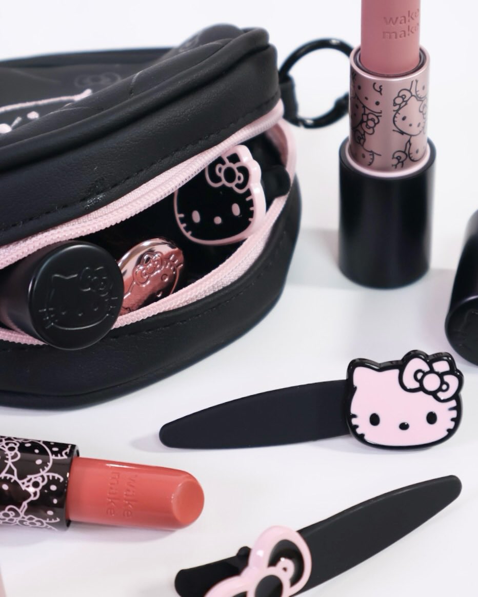 leafeyestore's tweet photo. ( พร้อมส่ง ) Wakemake x Hello Kitty🐱💖
Soft Blurring Balm Stick + Pouch สี 21 450.-
Healthy Glow Balm Stick + Hairpin สี 23,24 400.- 

꒰ #พรีออเดอร์เกาหลี #ตลาดนัดSanrio ꒱ https://t.co/AgMLycKRTt