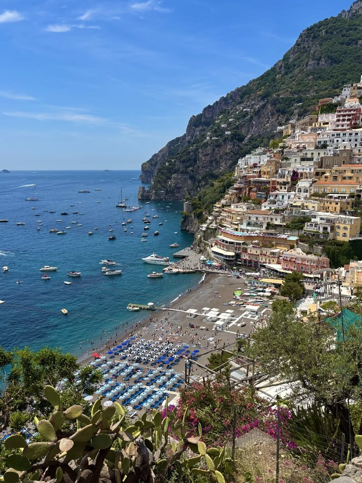 echoesofworld's tweet photo. Positano, Italy https://t.co/EAAJBSV2Ur