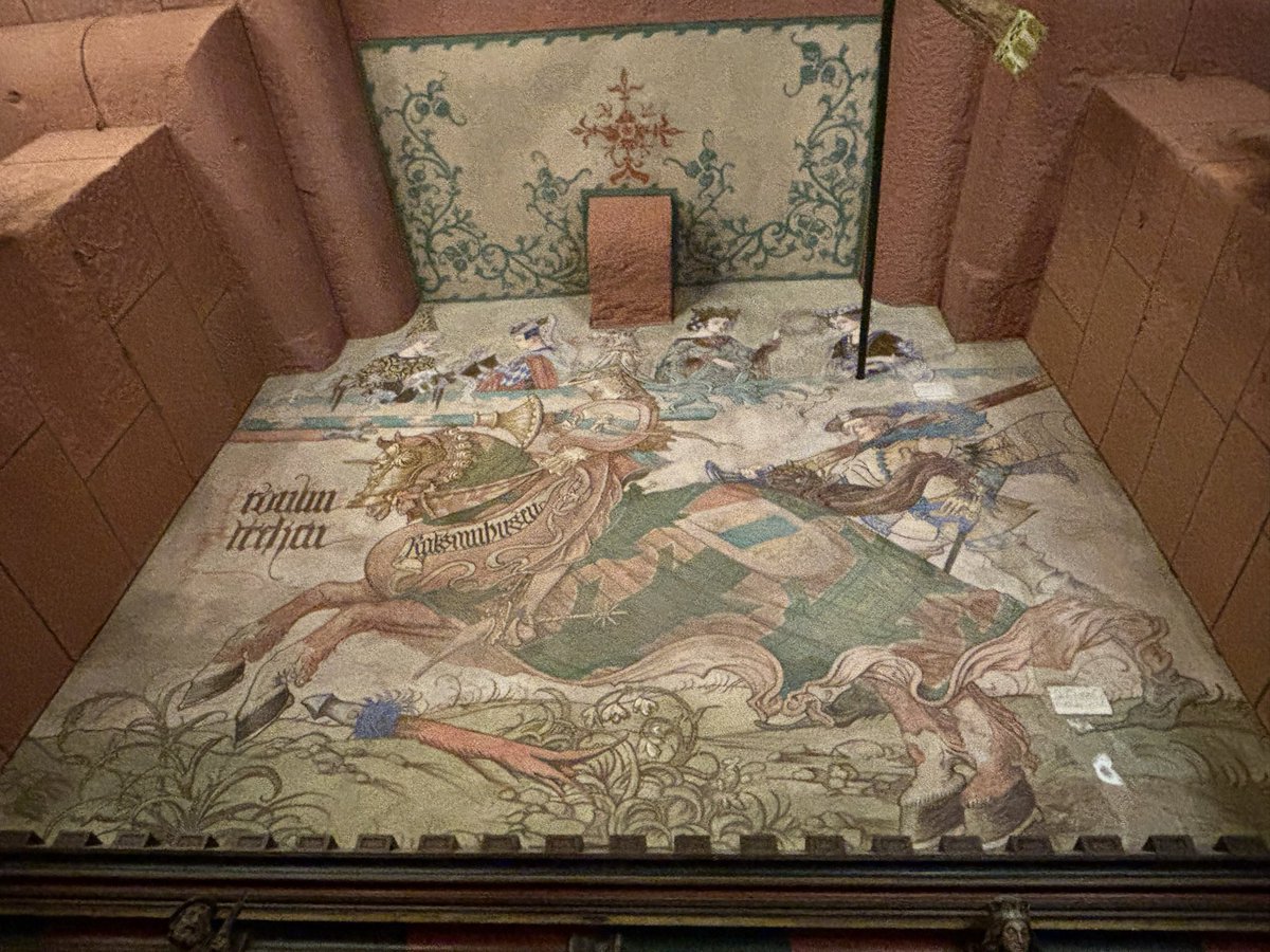 ChrisdEpinal's tweet photo. Haut-Koenigsbourg
Salle Kaiser https://t.co/ZKsG2KLEzM