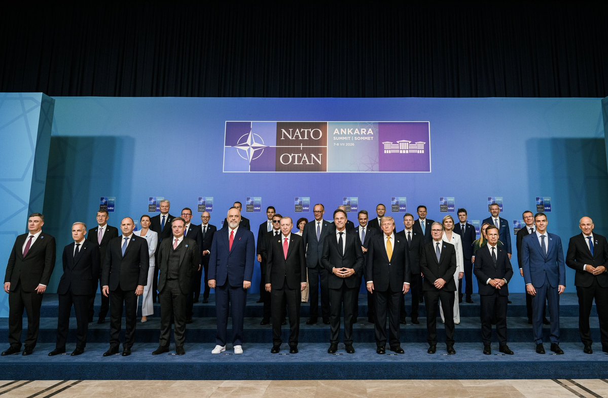 misslopezesther's tweet photo. Izquierda: Foto de la cumbre de la OTAN en Turquía 2026 publicada en la cuenta de HijoputaSánchez ayer 7 de julio 

Derecha: foto de la cumbre de la OTAN 2026 publicada hoy por la Casa Blanca 

Las diferencias son bastantes obvias. Preguntaos el por qué de esos cambios https://t.co/ms5gRB05EU