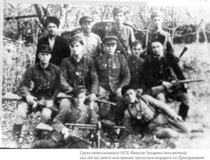 yapravvsegda's tweet photo. Співробітники НКВД перевдягнені під вояків УПА, які нападали на польські села і вбивали поляків щоб нацьковувати їх на українців. На кожному фото присутній офіцер у радянській формі. Але ж на росіян панам дзявкати лячно - а українці поки що це дозволяють. https://t.co/eV6bBvH4HE