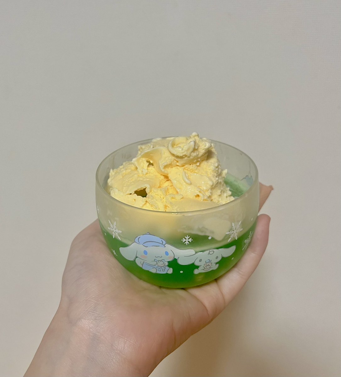 obakechan_1102's tweet photo. デザートよぉん
（メロンソーダゼリーにバニラアイスのせた） https://t.co/65GbLKQU3E