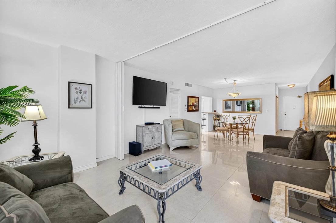 ushombi's tweet photo. New! Galt Towers 1BR Waterfront Condo - Waterfront property captures the essence of convenient resort living with direct water access #ushombi #caribbeanmls #florida
https://t.co/kIoQ8zTMgY https://t.co/awcRnvyWlQ