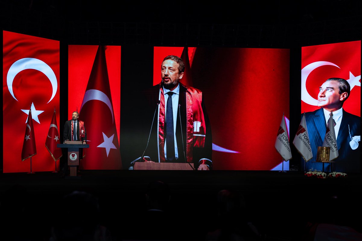 hidoturkoglu15's tweet photo. İstanbul Topkapı Üniversitesi tarafından tarafıma tevdi edilen Fahri Doktora Unvanı’na layık görülmekten büyük bir onur ve mutluluk duydum.

Başta Sayın Mütevelli Heyeti Başkanımız Sayın Emre Tezmen olmak üzere Sayın Rektörümüz Prof. Dr. Emre Alkin’e, Mütevelli Heyeti üyelerine, Üniversite Senatomuza ve tüm akademisyenlerimize gönülden teşekkür ediyorum. Bu anlamlı unvanın, benimle birlikte ailem için de ayrı bir gurur kaynağı olduğunu özellikle ifade etmek isterim. Hayatımın her döneminde yanımda olan, desteklerini hiçbir zaman esirgemeyen aileme de en içten teşekkürlerimi sunuyorum.

Bu anlamlı unvanı, bugüne kadar gençlerimizin eğitimi ve Türk basketbolunun gelişimi için attığımız adımların değerli bir takdiri olduğu kadar, geleceğe yönelik sorumluluğumuzu daha da güçlendiren önemli bir motivasyon olarak görüyorum.

Mezuniyet heyecanı yaşayan tüm öğrencilerimizi kutluyor; çalışmaktan, üretmekten ve ülkemize değer katmaktan hiçbir zaman vazgeçmemelerini diliyorum.