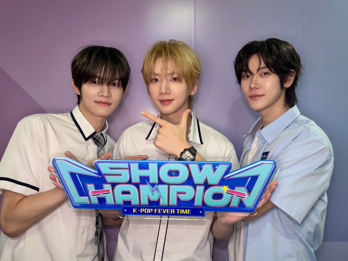 showchampion1's tweet photo. 🌿 초록을 머금은 여름처럼 
빛났던 쇼요일💚

교복 입은 #짱미남 💙
청춘 영화의 한 장면 같았던 오늘.

기억해, 복도에서 떠들다 혼나던 우리...📚

MC #남성모 와 함께한 마지막 쇼요일,
마지막 #짱미남 완전체 🥺

MC #남성모 는 마지막이지만,
#짱미남 은 언제나 셋으로 기억될 거야.
#쇼챔피언 도 성모를 오래 기억할게💙