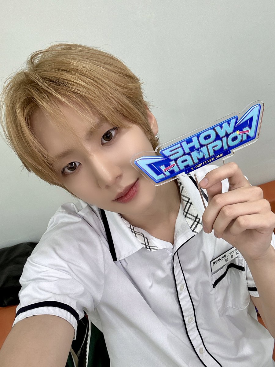 showchampion1's tweet photo. 🌿 초록을 머금은 여름처럼 
빛났던 쇼요일💚

교복 입은 #짱미남 💙
청춘 영화의 한 장면 같았던 오늘.

기억해, 복도에서 떠들다 혼나던 우리...📚

MC #남성모 와 함께한 마지막 쇼요일,
마지막 #짱미남 완전체 🥺

MC #남성모 는 마지막이지만,
#짱미남 은 언제나 셋으로 기억될 거야.
#쇼챔피언 도 성모를 오래 기억할게💙