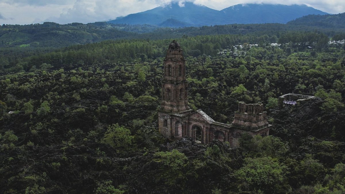 enterteinmentsg's tweet photo. Hace semanas 🇲🇽 #México celebró al 🌋 volcán Paricutín, en su #83Aniv. de su nacimiento… 🎂
Apareció en la parcela de Dionisio Pulido, en #Michoacán, estuvo activo por 9 años y logró sepultar a los poblados #Paricutín y San Juan Viejo Parangaricutiro 👇 https://t.co/3uwXeRUf7m https://t.co/Om539HTg0T