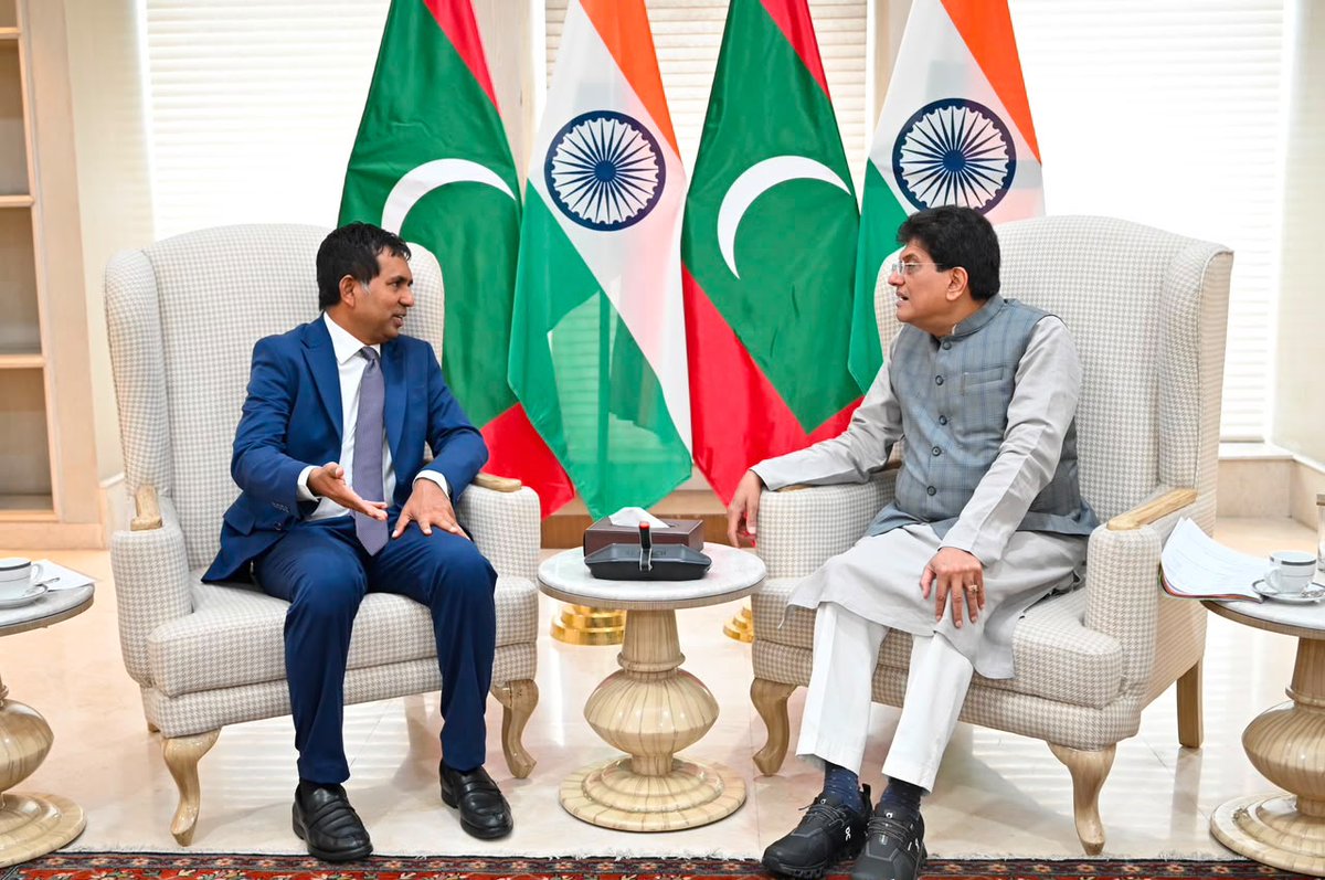 MoEDmv's tweet photo. Minister @em_saeed held bilateral discussions with India’s Minister of Commerce and Industry, HE. @PiyushGoyal, focusing on strengthening trade, investment, and economic cooperation between the Maldives and India, during his official visit to India at the invitation of the Indian Minister. The discussions also reviewed progress on the India–Maldives Free Trade Agreement (IMFTA), which was initiated during the 2024 official visit to India by His Excellency President Dr. @MMuizzu.

@PMOIndia
@CimGOI
@MEAIndia
@HCIMaldives
@DoC_GoI 
@MDVinINDIA