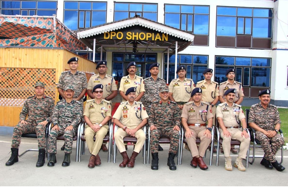 ShopianPolice's tweet photo. Sh Nalin Prabhat, DGP, visited Shopian to review the ongoing op, with senior officers of Victor Force, CRPF and JKP.
@JmuKmrPolice 
@KashmirPolice 
@DigSkr https://t.co/AswDe2HsTf