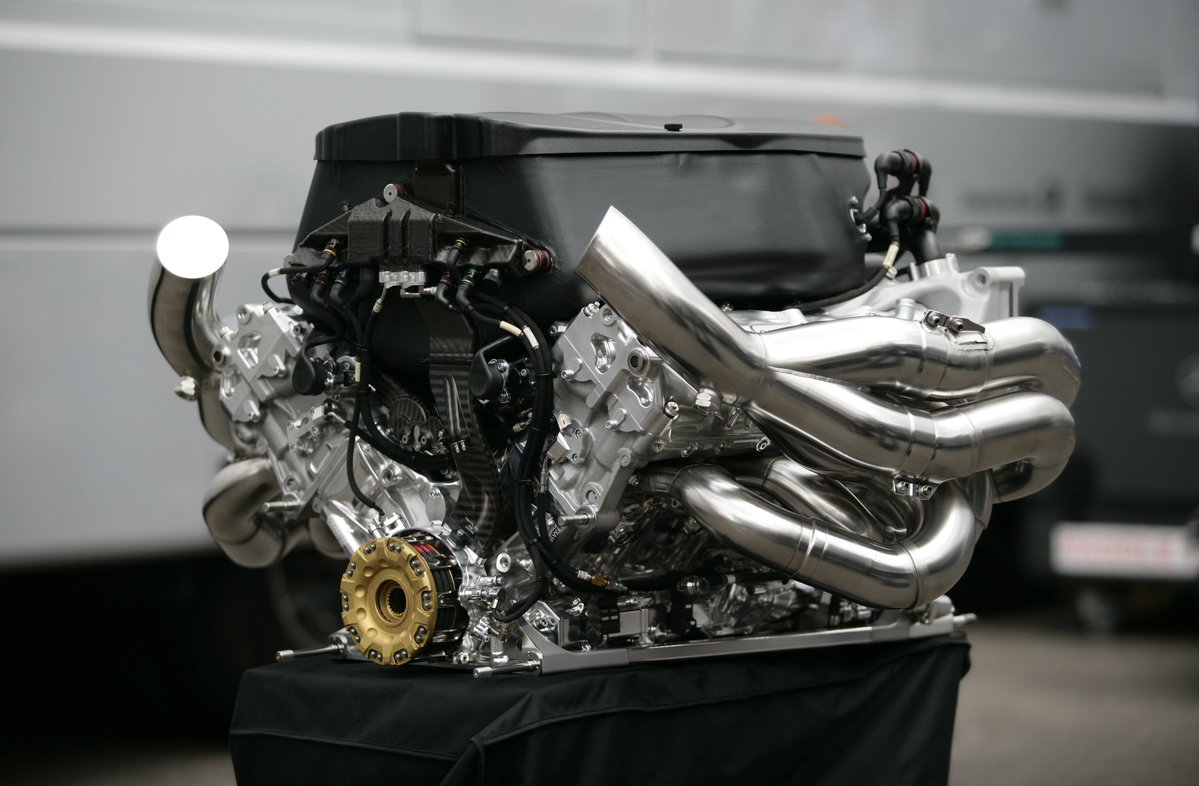 f1speed_indo's tweet photo. 🚨Ambisi FIA untuk bawa kembali mesin V8 ke F1 cuma perkara waktu saja dengan target secepatnya pada 2031. Berikut beberapa ide "ugal-ugalan" dari pak presiden, Mohammed ben Sulayem (MBS), soal rencana V8 ini:

- MBS ingin mengurangi ketergantungan pabrikan kepada tim-tim privateer (semacam Haas, Williams, McLaren, dkk) dengan cara FIA akan menyediakan mesin V8 dari pabrikan independen yang bisa dibeli oleh tim privateer dengan harga murah. Mesin ini akan distandarisasi oleh FIA dan dikhususkan untuk tim privateer yang tidak mampu membuat mesin sendiri.

Tujuan utamanya adalah kurangi pengaruh pabrikan besar yang selama ini sering mengatur tim-tim customer mesin mereka, terutama ketika di arena perpolitikan F1. Selain itu ide MBS juga diharapkan bisa memaksa tim seperti McLaren atau Alpine untuk buat mesin F1 mereka sendiri. Jadi nanti tim F1 hanya punya dua pilihan: buat mesin sendiri atau membeli mesin 'standar' dari FIA.

Jika terwujud, kepemilikan ganda seperti Red Bull pada Racing Bulls tentu juga akan terpengaruh.

- MBS ingin pangkas bobot mobil sampai 100 kilogram lebih ringan pada 2031 nanti. Mesin V8 ditargetkan bisa lebih ringan, lebih ringkas, & murah. Secara biaya menurutnya V8 bisa menurunkan biaya R&D sampai 50% dari mesin era sekarang.

- MBS pertimbangkan untuk kembalikan refuelling. Pangkas bobot 100kg lebih ringan adalah tantangan besar. Salah satunya adalah tanki bahan bakar yang apabila F1 kembali ke V8, otomatis konsumsi BBM akan makin besar pula & butuh tanki lebih besar.

- MBS masih dilema antara mau pasang turbo atau pertahankan elemen hybrid. Yang jelas elemen hybrid tidak akan sebesar regulasi 2026 dan mungkin hanya sekitar 10-15 persen saja. Sementara turbo menurut MBS sebabkan pengembangan mesin jadi mahal & lebih berat, serta merusak suara mesinnya. Dia beri indikasi akan pertahankan hybrid, namun dengan V8 naturally aspirated.
