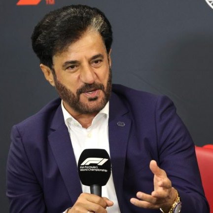 f1speed_indo's tweet photo. 🚨Ambisi FIA untuk bawa kembali mesin V8 ke F1 cuma perkara waktu saja dengan target secepatnya pada 2031. Berikut beberapa ide "ugal-ugalan" dari pak presiden, Mohammed ben Sulayem (MBS), soal rencana V8 ini:

- MBS ingin mengurangi ketergantungan pabrikan kepada tim-tim privateer (semacam Haas, Williams, McLaren, dkk) dengan cara FIA akan menyediakan mesin V8 dari pabrikan independen yang bisa dibeli oleh tim privateer dengan harga murah. Mesin ini akan distandarisasi oleh FIA dan dikhususkan untuk tim privateer yang tidak mampu membuat mesin sendiri.

Tujuan utamanya adalah kurangi pengaruh pabrikan besar yang selama ini sering mengatur tim-tim customer mesin mereka, terutama ketika di arena perpolitikan F1. Selain itu ide MBS juga diharapkan bisa memaksa tim seperti McLaren atau Alpine untuk buat mesin F1 mereka sendiri. Jadi nanti tim F1 hanya punya dua pilihan: buat mesin sendiri atau membeli mesin 'standar' dari FIA.

Jika terwujud, kepemilikan ganda seperti Red Bull pada Racing Bulls tentu juga akan terpengaruh.

- MBS ingin pangkas bobot mobil sampai 100 kilogram lebih ringan pada 2031 nanti. Mesin V8 ditargetkan bisa lebih ringan, lebih ringkas, & murah. Secara biaya menurutnya V8 bisa menurunkan biaya R&D sampai 50% dari mesin era sekarang.

- MBS pertimbangkan untuk kembalikan refuelling. Pangkas bobot 100kg lebih ringan adalah tantangan besar. Salah satunya adalah tanki bahan bakar yang apabila F1 kembali ke V8, otomatis konsumsi BBM akan makin besar pula & butuh tanki lebih besar.

- MBS masih dilema antara mau pasang turbo atau pertahankan elemen hybrid. Yang jelas elemen hybrid tidak akan sebesar regulasi 2026 dan mungkin hanya sekitar 10-15 persen saja. Sementara turbo menurut MBS sebabkan pengembangan mesin jadi mahal & lebih berat, serta merusak suara mesinnya. Dia beri indikasi akan pertahankan hybrid, namun dengan V8 naturally aspirated.