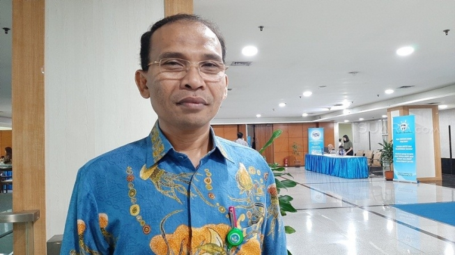 dimarsasongko98's tweet photo. Hakim menyebut ini "penghilangan resistensi internal secara sistematis."

Putaran 1 — 2020:
Direktur SD Khamim dan Direktur SMP Poppy — keduanya diketahui menolak pengarahan ke satu produk tertentu , langsung dimutasi/diganti tak lama setelah rapat Zoom.

Pengganti mereka — Mulyatsyah dan Sri Wahyuningsih — kemudian justru terbukti meloloskan dokumen pengadaan bermasalah: Sri menandatangani kajian teknis hanya sehari setelah dilantik, Mulyatsyah menyetujui pelaksanaan anggaran yang tidak sesuai ketentuan. 

Keduanya ikut divonis korupsi.

Putaran 2 — Juli 2022:
Setelah keduanya juga menunjukkan resistensi soal penambahan anggaran TIK — langsung dimutasi/diganti lagi.

Pola ini yang hakim sebut sistematis: yang menolak diganti, yang menggantikan pun akhirnya terseret.