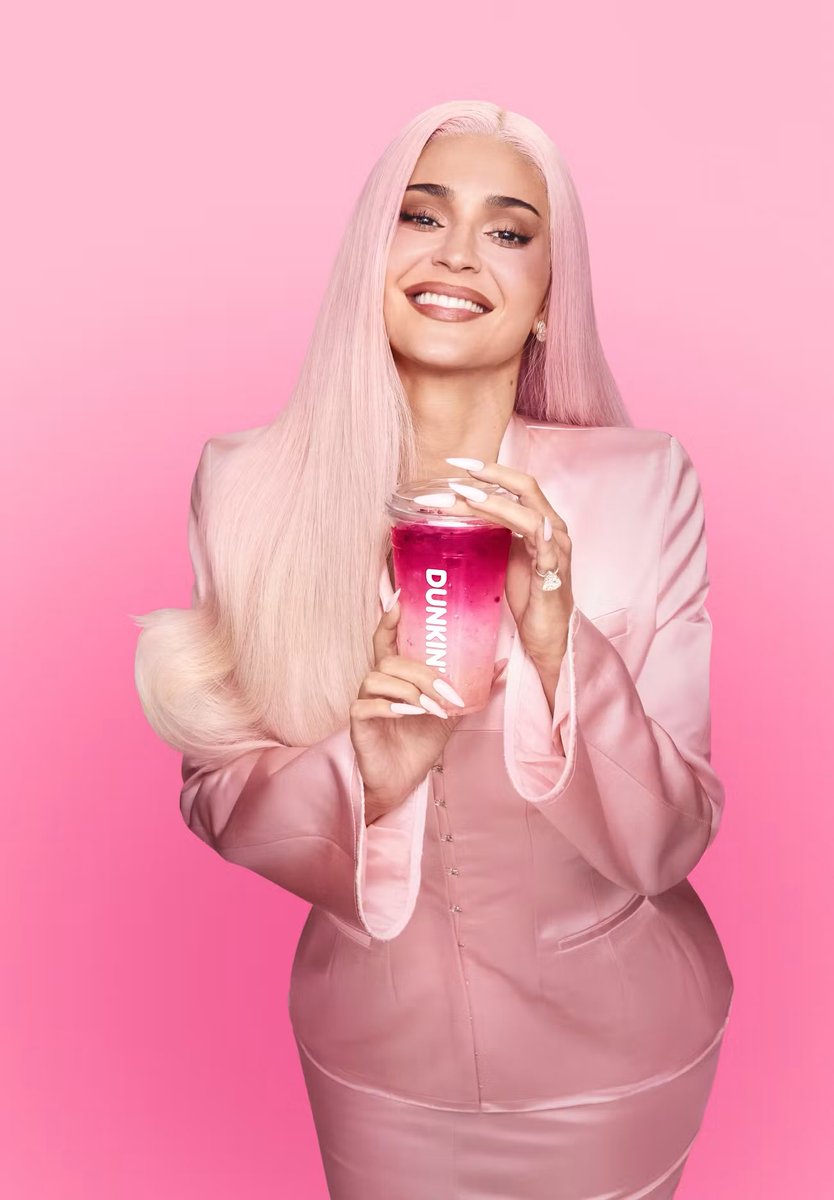 eitakyliie's tweet photo. Kylie Jenner looking PINK for the new King Kylie X Dunkin collab 💕

Including 3 flavors: Candy Pink Lemonade Refresher, the Vanilla Pink Cloud Latte, and the Pink Lemon Drop Suncloud Lemonade https://t.co/nMUMQhWjXZ