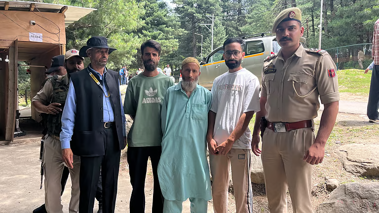 naaz_mahar's tweet photo. In a significant #technological breakthrough, #JammuandKashmir Police have arrested three alleged Over Ground Workers (#OGWs) of #terror networks with the help of an advanced Facial Recognition System (FRS) deployed in #Anantnag district. @bdun53 @vipul2777 @RDXThinksThat https://t.co/jHMQD2eVkE
