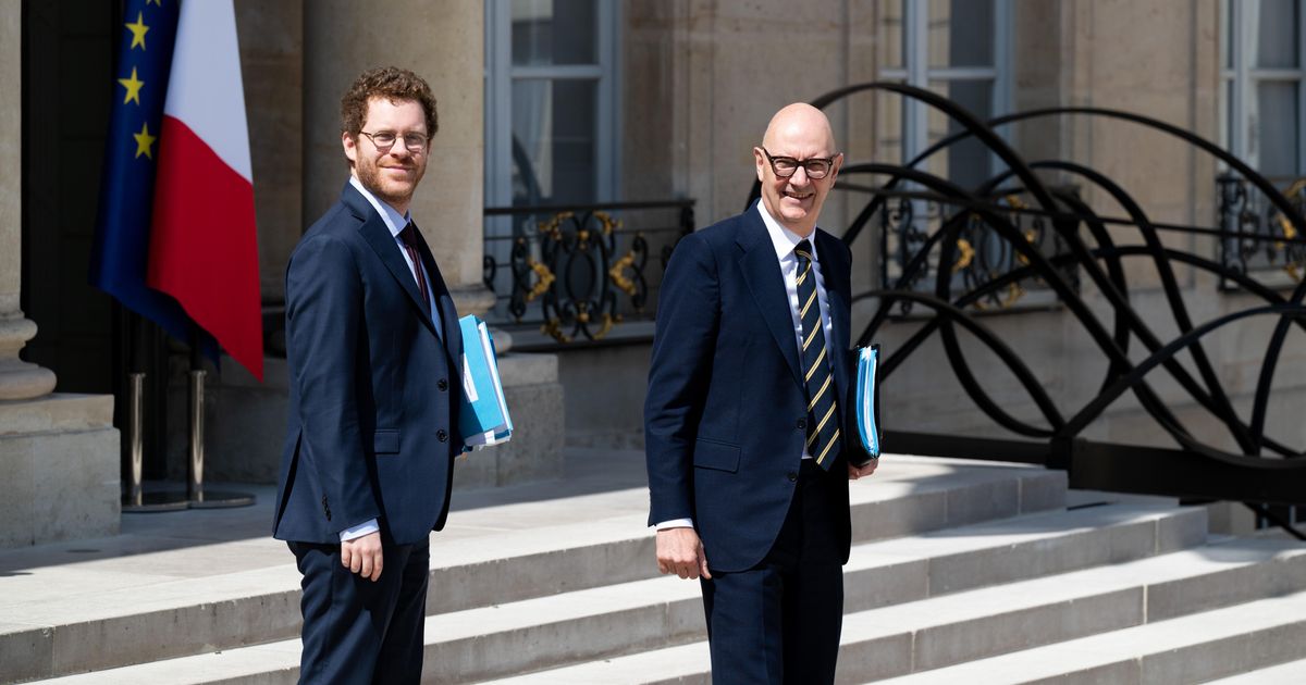 ArtemisInfos's tweet photo. Le comité d'alerte des finances publiques était réuni hier à Bercy. 

L'État y a découvert que sa croissance de 0,9 % n'existait pas. L'Insee, le FMI et l'OCDE le disaient depuis des mois, mais il est toujours plus doux de l'apprendre entre soi.

Le résultat tient en trois chiffres. 

Croissance ramenée à 0,7 %. 

Objectif de déficit à 5 % du PIB désormais « difficile à atteindre », selon le ministre de l'Économie lui-même. 

Et 3 milliards d'euros de crédits gelés en urgence, qui rejoignent les 6 milliards d'avril.

Neuf milliards en six mois, voilà qui ressemble à un effort. Sauf que le rapporteur général du budget au Sénat signale que le détail de ces gels « n'a même pas été donné ». 
La CGT confirme des montants « pas documentés ». Les députés avaient voté ces crédits en février ; l'administration les reprend en juillet, par circulaire, liste non fournie.

La dette atteint 3 536 milliards d'euros, 117,5 % du PIB. Mais l'alerte est donnée, ils sont contents.
