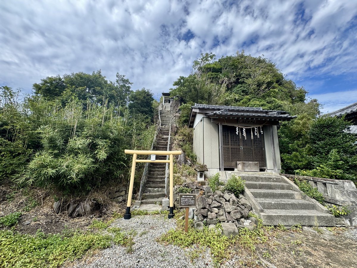 ck_eh8's tweet photo. 千葉県・加知山神社！もとは天王塚にあったが元禄大地震に伴う大津波と地盤沈下の影響で浪欠（津波で破損か流された？）2代・醍醐新兵衛明廣が自身の地所であった日月社に社祀を再建し還座した！社殿には加知山神社・浮島神社・八幡神社の３社の御神体が合祀されており勝山の祭礼時には浮島神���へ御霊を移す『島渡し』が行われている！房総捕鯨の祖である醍醐家は代々新兵衛を名乗り鯨組の元締めを世襲！浜名主・勝山村名主をつとめた※4枚目は怪しい天守がそびえる大黒山展望台〜♪

#城 #旅 #神社 #寺 #御城印 #御朱印 #グルメ #日本史